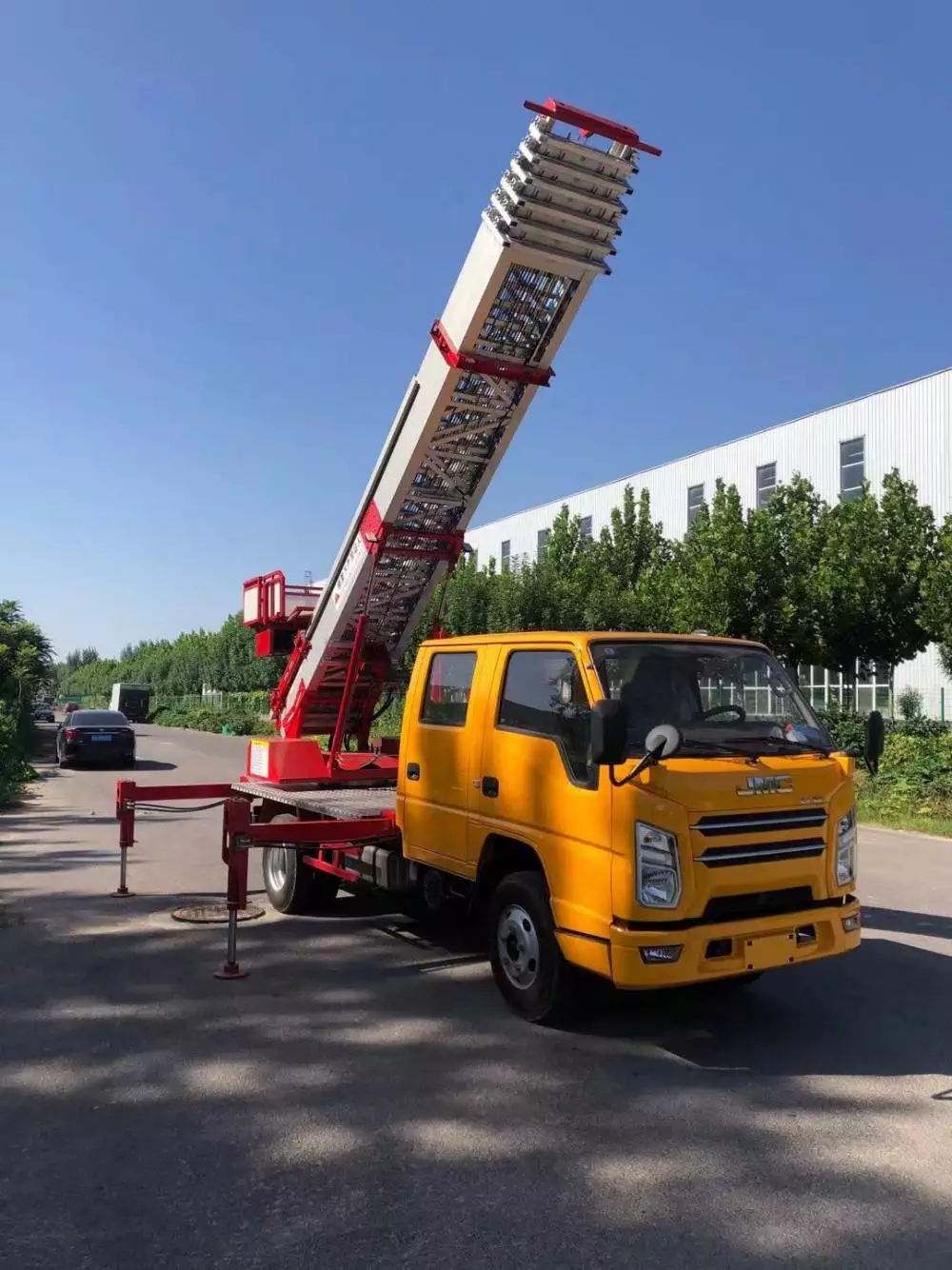 汶上附近的云梯车出租服务：轻松解决高空作业需求