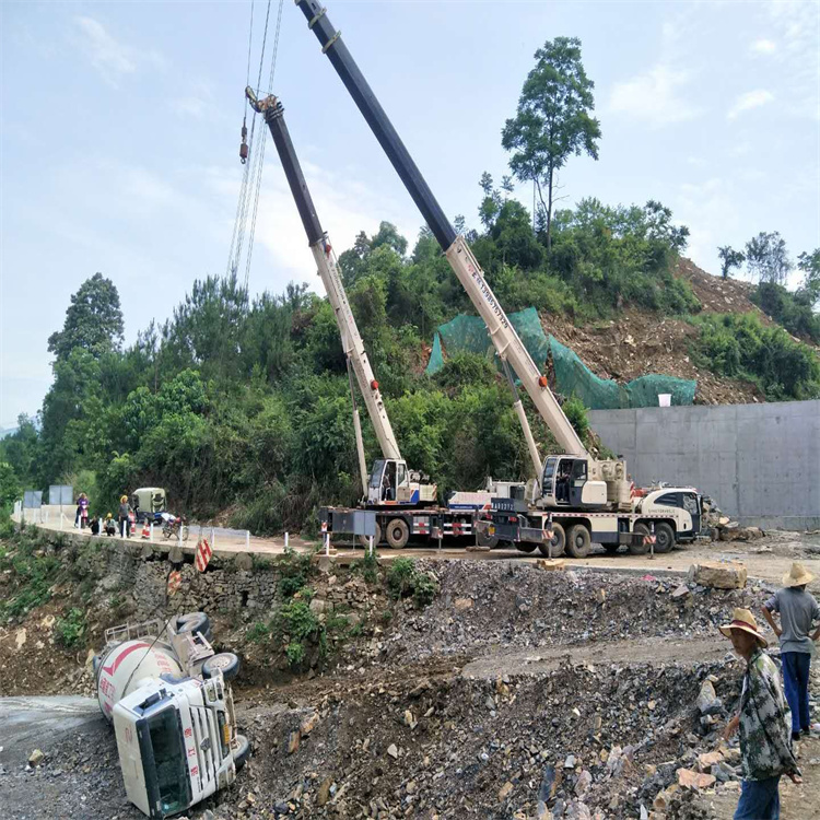 汶上汽车掉沟里叫吊车救援要多少钱